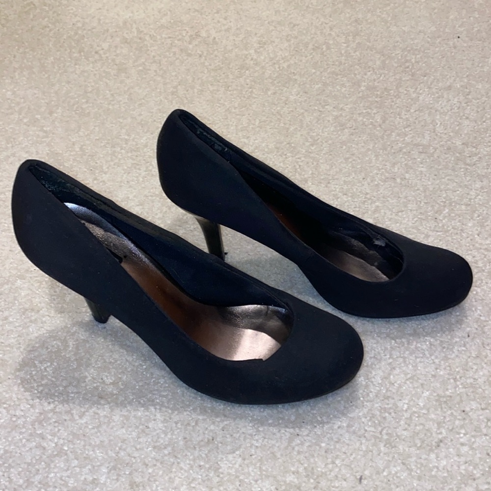 Black nylon pumps